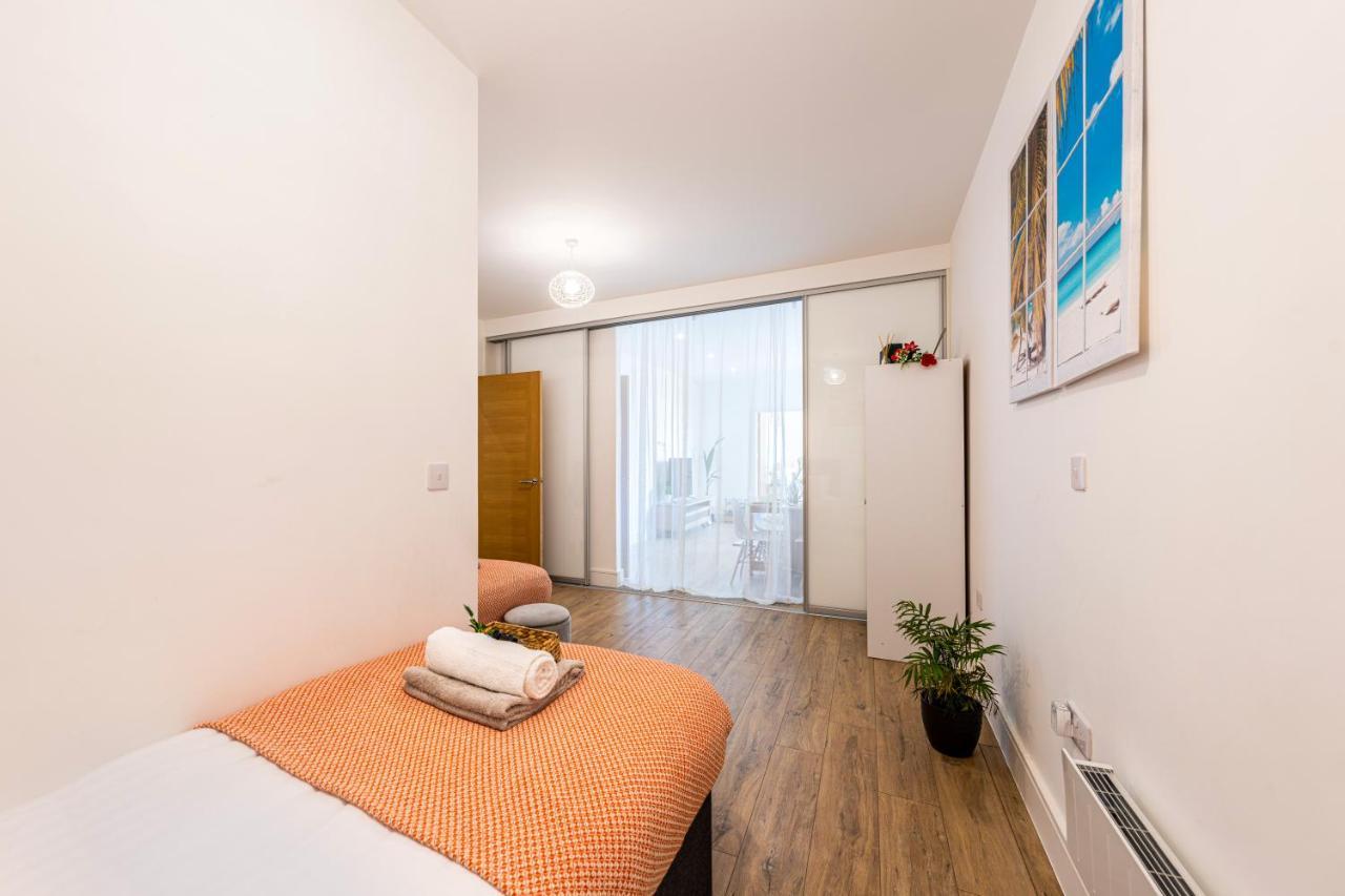 Mission Wave - Venture Apartment Staines-upon-Thames Exterior foto