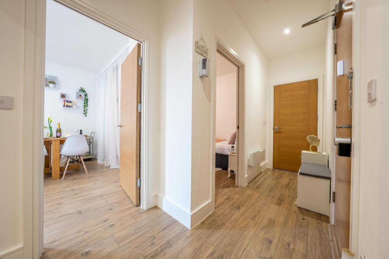 Mission Wave - Venture Apartment Staines-upon-Thames Exterior foto