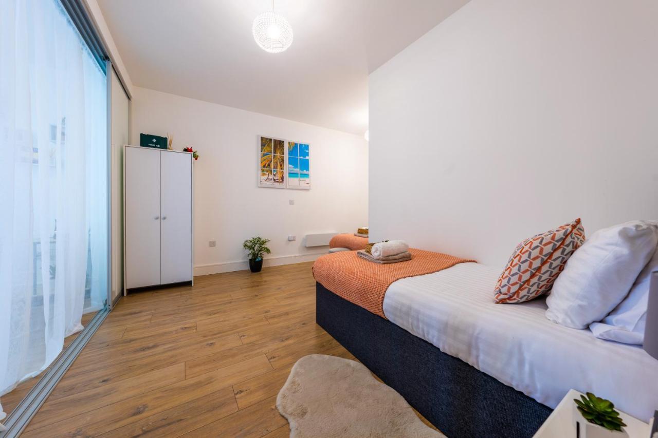 Mission Wave - Venture Apartment Staines-upon-Thames Exterior foto